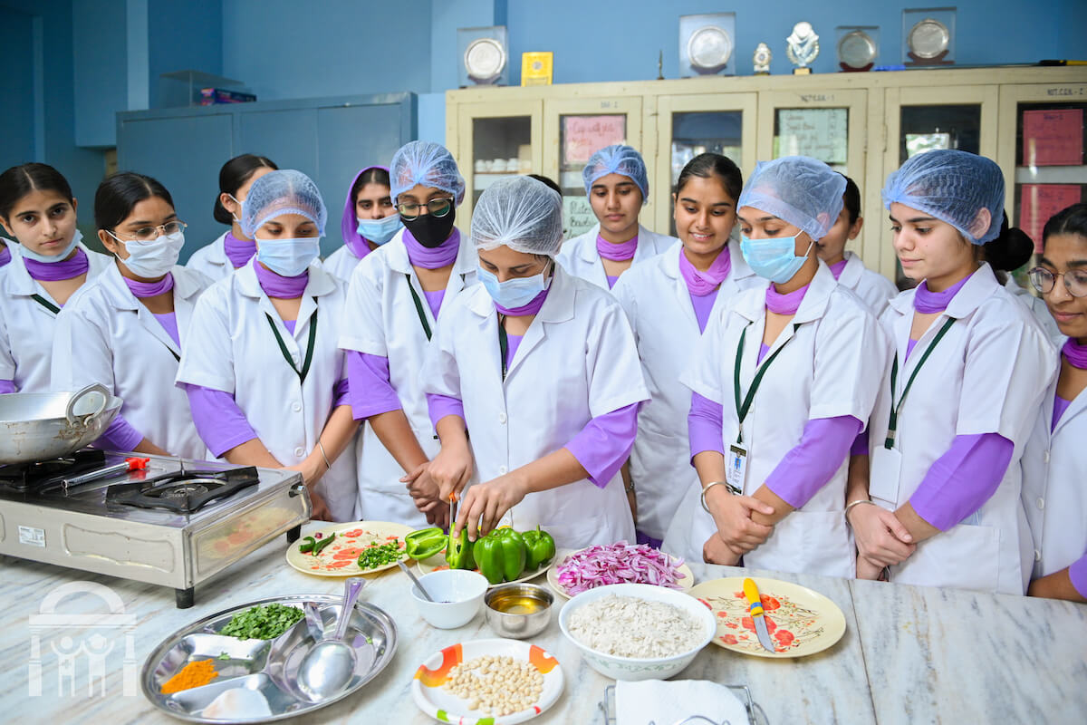 Guru Nanak College of Nursing Dhahan Kaleran nutrition lab group learning how to meal prep