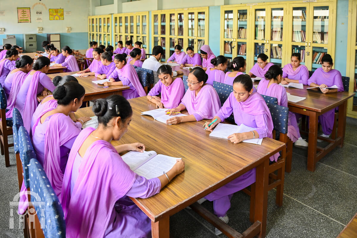 Full room of students studying in college library - Guru Nanak College of Nursing in Dhahan Kaleran